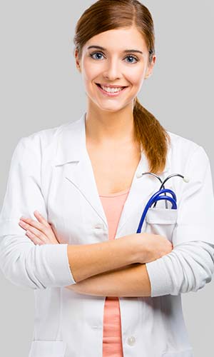 женщина врач в белом халате смотрит в камеру