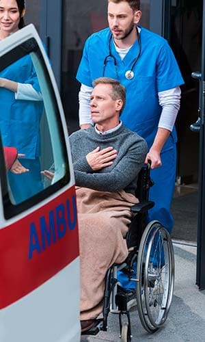 мужчина в инвалидной коляске