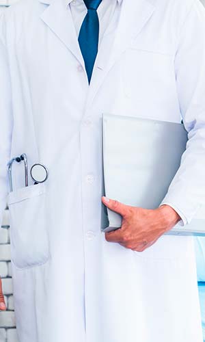 мужчина врач в белом халате с папкой в руке