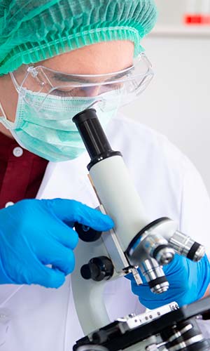врач изучает образцы через микроскоп