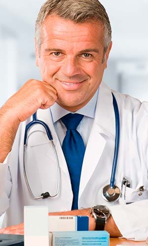 мужчина врач в белом халате смотрит в камеру